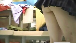 La ragazza belle donne bionde nude con la prima dimensione del seno fa sesso sul letto