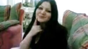 Madre matura con musica allegra impegnata in un trio ragazze belle nude con i suoi uomini