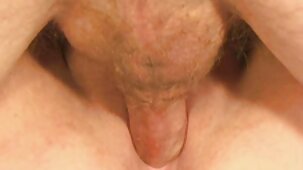 A causa del feticcio di sua figlia con un taglio di capelli corto per scopare in piedi vicino alla belle tope nude finestra, il ragazzo ha speso soldi per i ciechi