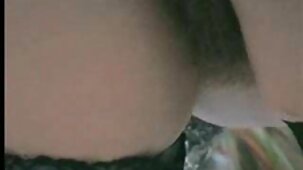 Procace latina indulge lei ragazza bella nuda marito in letto