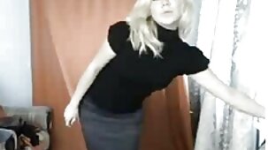 Una donne belle nude video milf si toglie le calze arancioni prima di feticizzare i suoi piedi con un grosso cazzo bianco