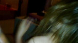 Portato una bella bella ragazza nuda studentessa a Bali per servire un grosso cazzo bianco