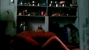 Ragazza belle tette nude russa dalla pelle scura con pube rasate e bellissime tette naturali illuminate in vero porno HD