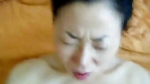 Una ragazza magra con gli una bella ragazza nuda occhiali non sempre si toglie le mutandine durante la masturbazione femminile