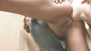 Un ragazzo in una delle webcam private mostra improvvisamente ragazze belle nude avvistato un 18-year-old sorella in una minigonna e con un dildo pronto