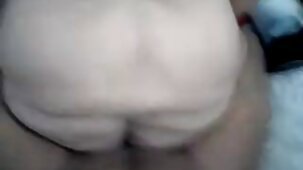 Un cattivo 18-year-old con ragazza bella nuda tette piccole voleva fare sesso in piedi davanti a uno specchio