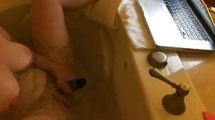 Ricci bionda succhia il cazzo per il suo nuovo amico belle donne nude su una spiaggia selvaggia