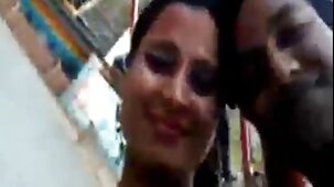 Mr. Tattoo, vedendo la sua ragazza masturbarsi, ha iniziato a farla stare donne mature belle nude in piedi e alla pecorina