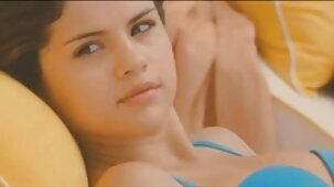 Selvaggio sesso ragazze belle nude di gruppo in piscina con due giovani ragazze squillo