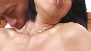 Una bruna donne più belle nude cornea con piercing al capezzolo fa sesso con il suo fidanzato con una testa rasata e un dildo