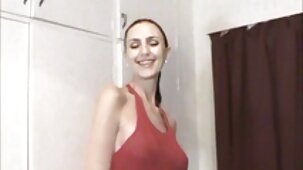 Una bionda dai capelli corti è pronta per un buon massaggio e persino per donne nude e belle arrivare al cancro