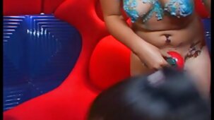 Tutti i giochi di ragazze nude e belle ruolo di una coppia sposata russa iniziano con un pompino POV