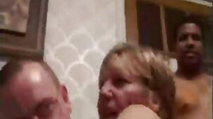 Una ragazza con un taglio di capelli corto dopo aver scopato dal culo alla bocca ha mostrato video donne belle nude al figlio di puttana il suo ano aperto