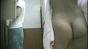 Moglie si masturba davanti a suo marito e infila un cazzo su una belle nere nude vagina artificiale