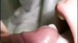 Masturbazione femminile con un donne belle nude gratis giocattolo del sesso durante la guida in una macchina in movimento