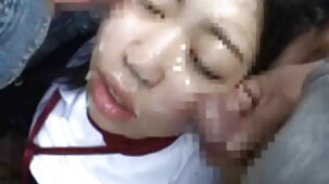 Una bruna abbronzata bella ragazza nuda si vanta con la sua amica al telefono di come sarà scopata duramente