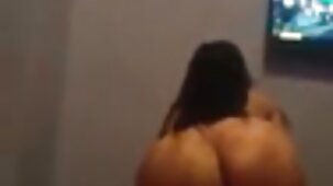 Per il tradimento interrazziale, una grassa donne nude bellissima matura succhia il cazzo di suo marito, rallegrandosi del fatto che l'abbia fatta franca così facilmente