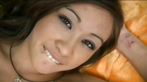 Una giovane donna in un corsetto rosso rilassa i muscoli durante il sesso anale belle mature nude con un vibratore