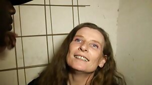 Una puttana glamour ha deciso un crudele fisting a due mani dopo aver belle signore nude allungato il divario con i giocattoli del sesso