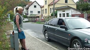 Il ragazzo ha girato il caso con la figa e la bocca di una piccola bruna le piu belle attrici nude in mini pantaloncini