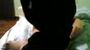 Esibizionista amiche donne nude belle divertirsi mostrando il loro fascino nudo in pubblico