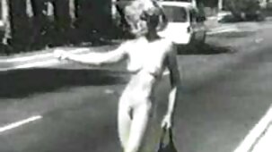Grasso ragazza spettacoli video di belle ragazze nude lei micio a il macchina fotografica