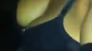 Una belle troie nude ragazza depravata succhia un grosso cazzo a un uomo molto più anziano