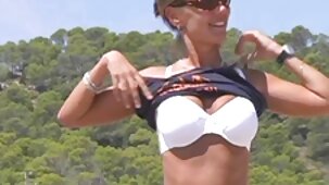 Depravato lesbiche a un tavolo in un caffè stavano andando a belle donne curvy nude masturbarsi