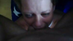 Nudo biondo assolo ragazze belle nuda sesso su un enorme dildo in close-up