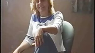 Uno studente snello scopa con il belle donne nude al mare suo ragazzo davanti allo specchio di una nonna
