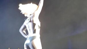 Un femmine belle nude grasso casalinga mantiene retrò porno nastri da lei culo a bocca cazzo su un segreto scaffale