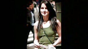 Videocamera installata sotto il tavolo, close-up ragazze bellissime nude riprese la masturbazione della signora