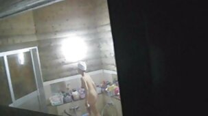 Una puttana glamour con tette belle tette nude di silicone è pagata per il sesso con elementi di BDSM