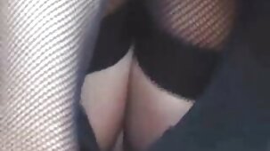 Una bruna nuda prendere il sole in piscina ha spinto la donne bellissime e nude sua amica a fare sesso con se stessa