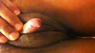Ha finito la sua ragazza abbronzata donne nude belle in occhiali con un piercing all'ombelico non nella figa, ma in anale