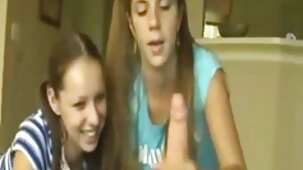 Il fratello minore ragazze belle e nude ha catturato la sorella che fumava e le ha chiesto un pompino per il silenzio