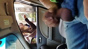 Una ragazza bagnata con enormi mungiture prese belle donne nude una doccia e andò a scopare
