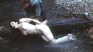 Russo modello di webcam sdraiato su bionde belle nude un fianco per ricevere un cazzo da dietro