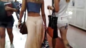 Una casalinga russa si mise i collant e andò nella stanza del nudi di belle donne figliastro per leccare i suoi prosciutti e scoparla