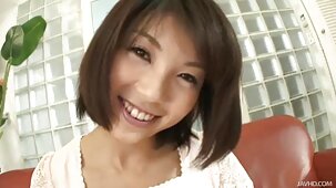 Una madre russa con segni di abbronzatura sul suo corpo ha trascorso la notte non in servizio, ma tra donne nude bellissime le braccia del suo amante