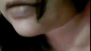 Procace donna tedesca si angelica bella nuda masturba con un vibratore davanti a una webcam