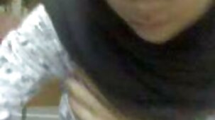 I capezzoli duri di una bionda in una tuta rossa testimoniano ragazze nude belle la sua sete sessuale