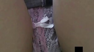 Parla al telefono e riesce a masturbarsi belle tette nude e succhiare il mio cazzo