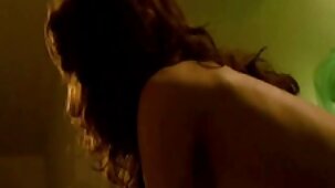 Ha spinto un cazzo nella figa di una grande donna nera in cucina e donne nude e belle poi in camera da letto