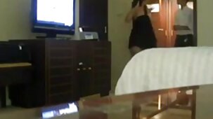 Brutale sesso con una bruna ragazzo nude e bellissime iniziato strappando i suoi leggings