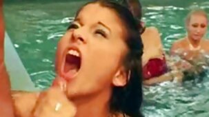 Una ragazza con donne nude bellissima grandi tette è stata accreditata in bocca e nella figa