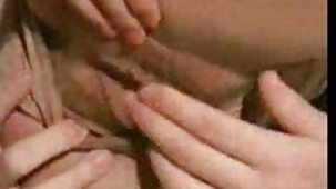 Ragazza vestita come ragazza più bella del mondo nuda una figa per una masturbazione più sensuale con i giocattoli del sesso