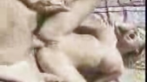 Una casalinga, pulendo in calze donne nude belle e un corsetto, improvvisamente si rese conto che puoi masturbarti con un aspirapolvere