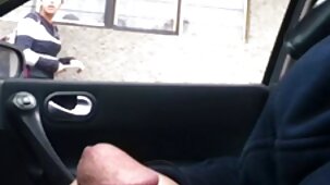 Una donna matura ama accarezzare il cazzo del suo uomo e femmine belle nude masturbarlo tra i seni