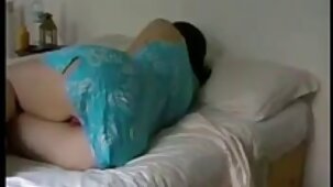 Una mamma dalla faccia da cavallo non lascerà mai il cazzo di un grosso ragazzo bianco dalle donne nude tette belle sue mani ora